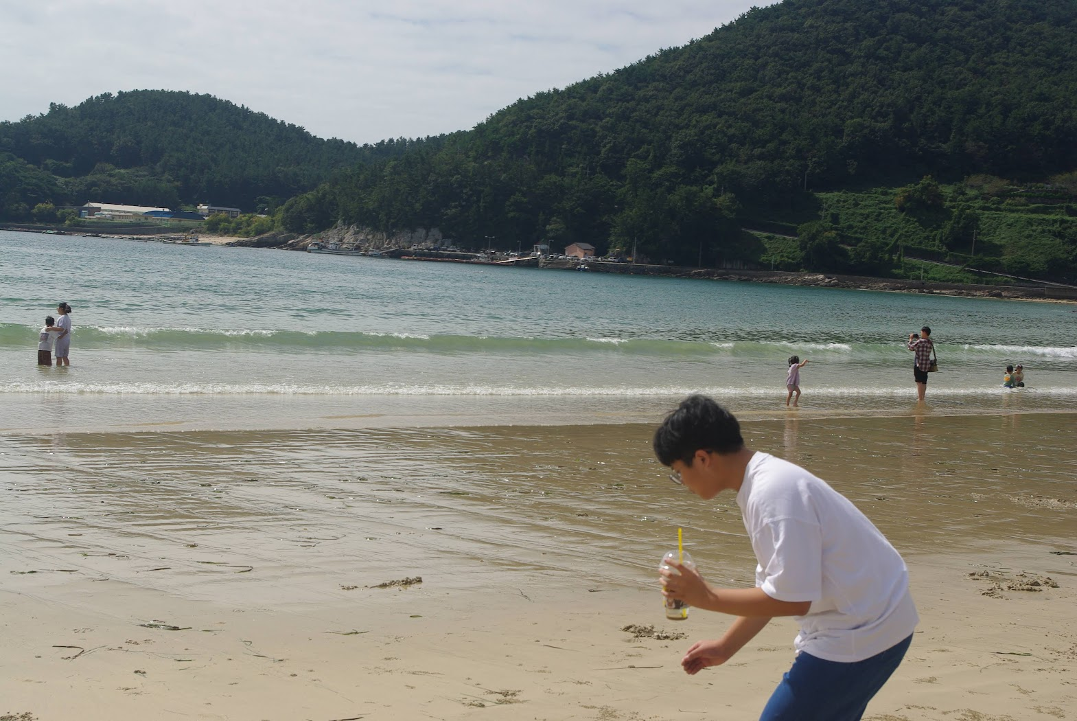 상주 은모래비치 해변에서 작은게를 잡고 즐거워하는 모습