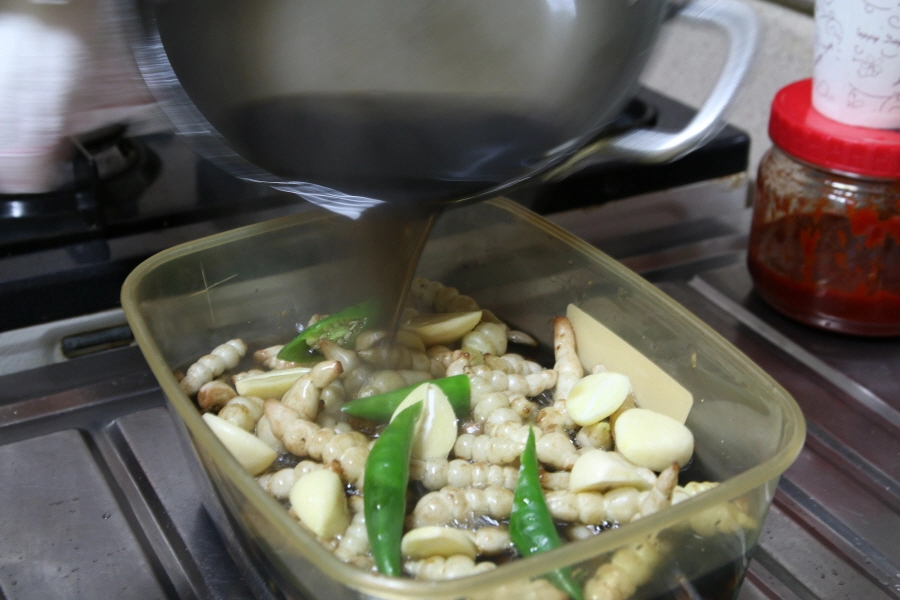 양념 간장 붓는 모습