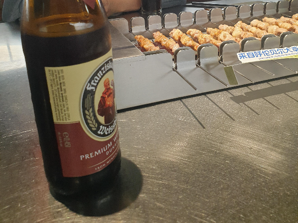 양꼬치를 굽고 있는 모습. 맥주도 한 병 주문했다.