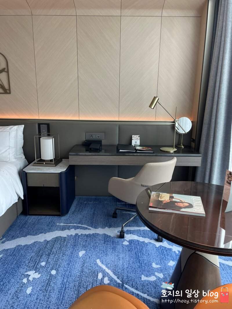 페어몬트 앰배서더 서울 시그니처 스위트룸 침실 책상