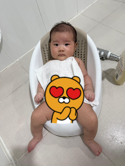 등받이 욕조에 앉아 있는 사진