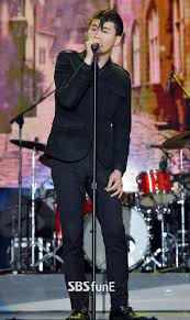 무대 위 공연 중인 가수