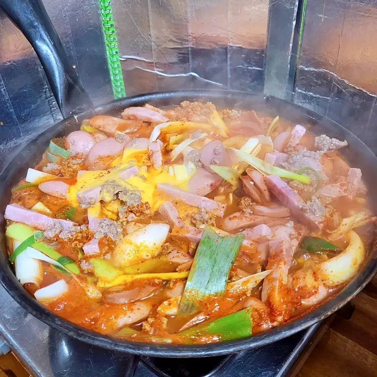 김영철의 동네 한 바퀴 김치 대신 양배추를 가득 넣는 60년 노포 부대찌개 의정부 흥선동 맛집 소개