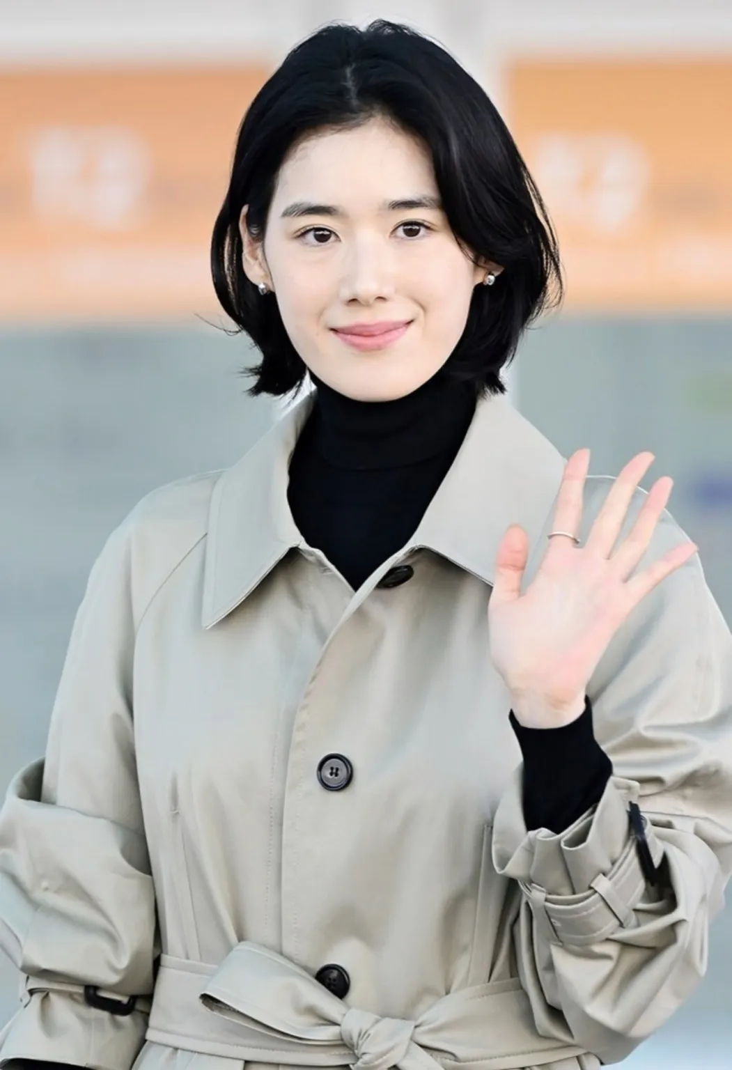 버버리 트렌치코트, 정은채 전지현 버버리 공항패션, 전지현 트렌치코트, 버버리 롱 캐슬포드, 버버리 캐슬포드 오버사이즈, 버버리 캐슬포드 레귤러핏, 2025 FW 공항패션, 공항패션 스타일링, 트렌치코트 비교, 트렌치코트 코디법, 트렌치코트 추천, 셀럽 트렌치코트, 버버리 공식몰, 버버리 나이트 아크백, 셀럽 패션 분석, 여자 트렌치코트 코디, 여자 공항룩