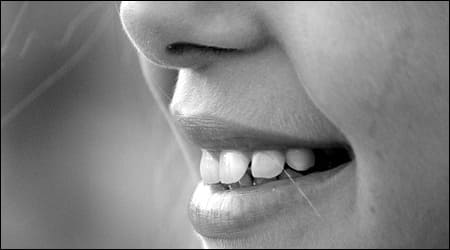 미소를 짓고 있는 입