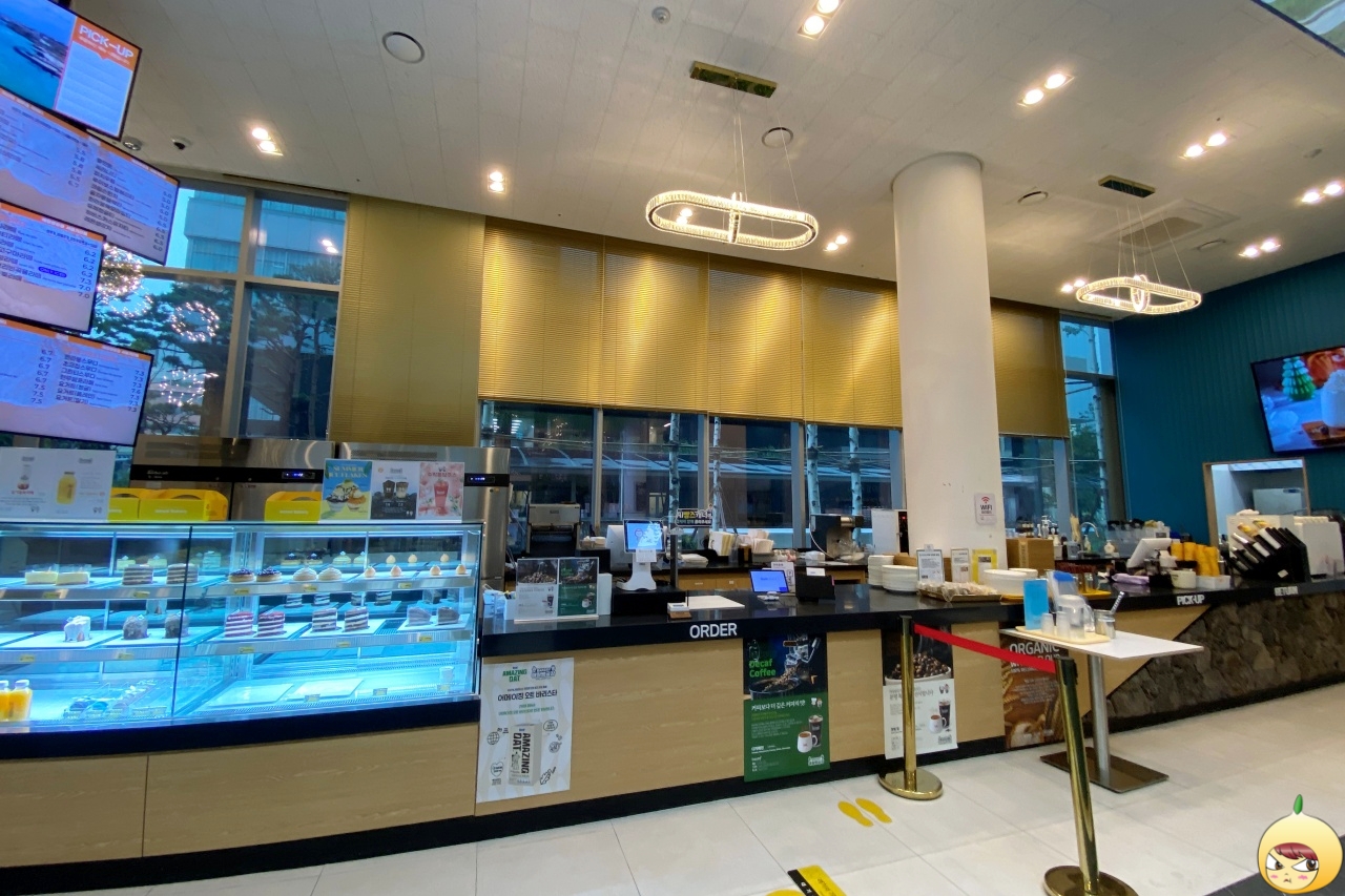 애월빵공장 가산점 케이크와 카운터