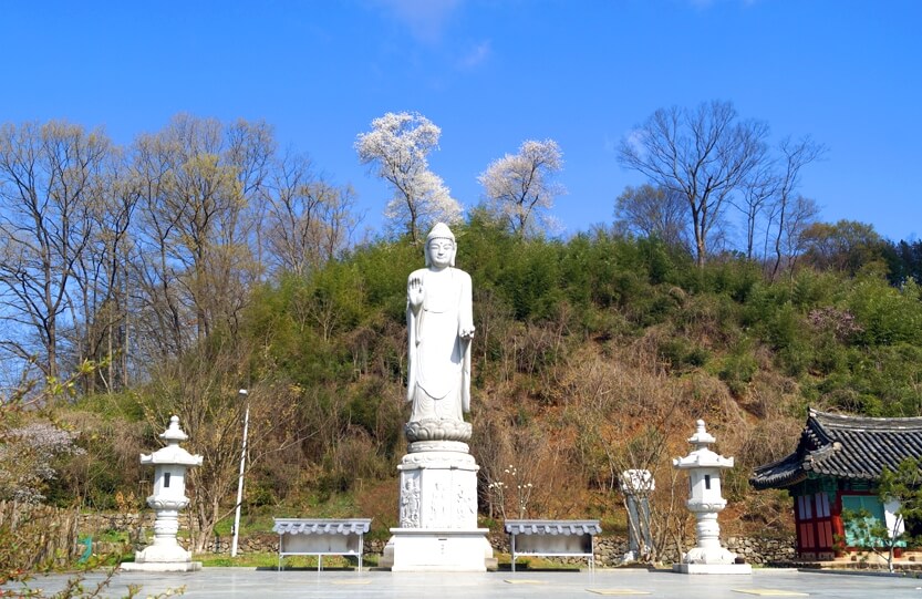 완주 송광사 : 북동으로는 산세가 연이어져 있고, 남서로는 황해 바다까지 평야로 연결된 승지 중의 승지