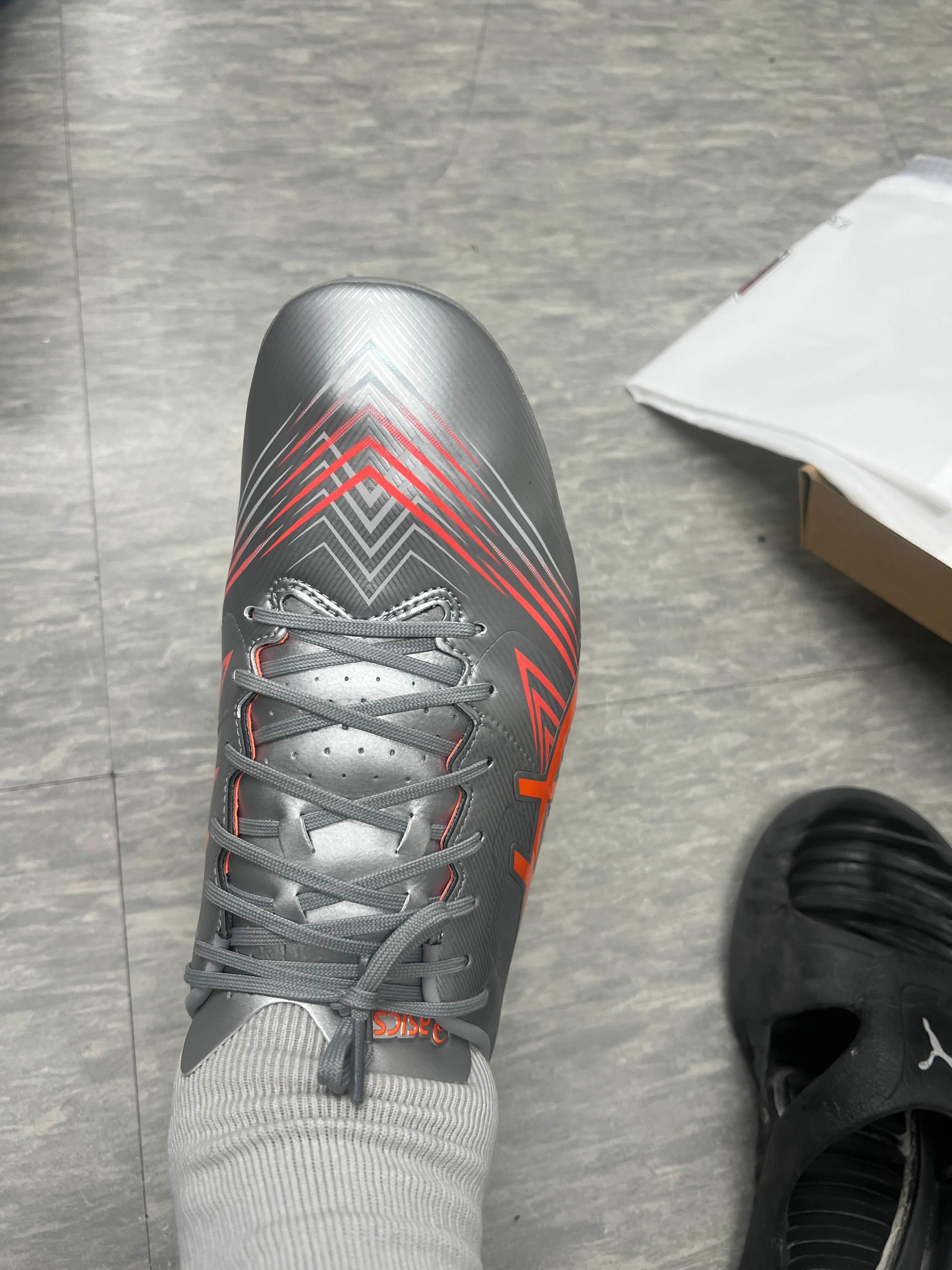 주홍색연구 아식스 스위프트 스트라이크 축구화 소개 이미지