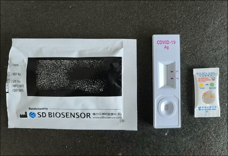 코로나 자가진단 키트 구성품 - 봉투에 적힌 유효기간과 방습제가 노랑색임을 확인