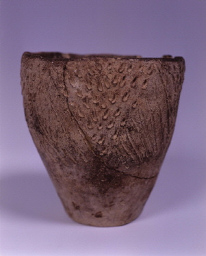 새김무늬 그릇(빗살무늬 토기)