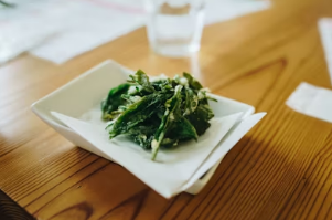 바지락 쑥국 맛있게 끓이는 법: 비린내 잡는 청주 한 스푼과 쑥 향 살리는 손질 팁