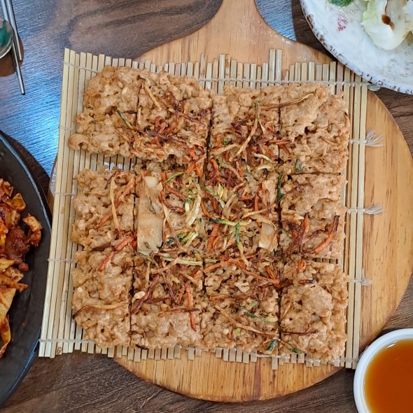 접시에 도토리전이 놓여 있습니다.