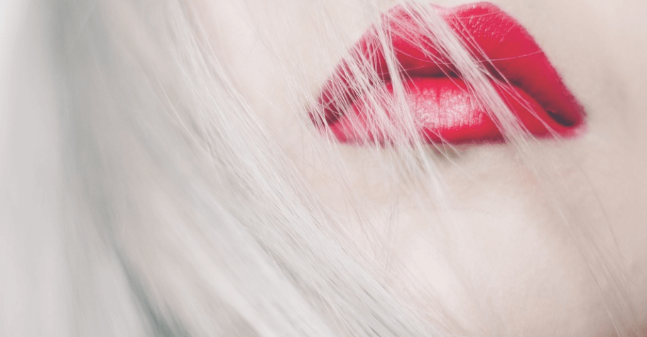 입술이 붓는 이유가 되는 진한 입술 화장