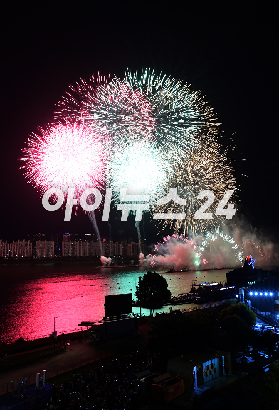 17일 서울 영등포구 여의도 한강공원에서 열린 방탄소년단 데뷔 10주년 FESTA @여의도(BTS 10th Anniversary FESTA @Yeouido)에 'BTS 10주년 기념 불꽃쇼'가 펼쳐지고 있다. [사진=정소희 기자]