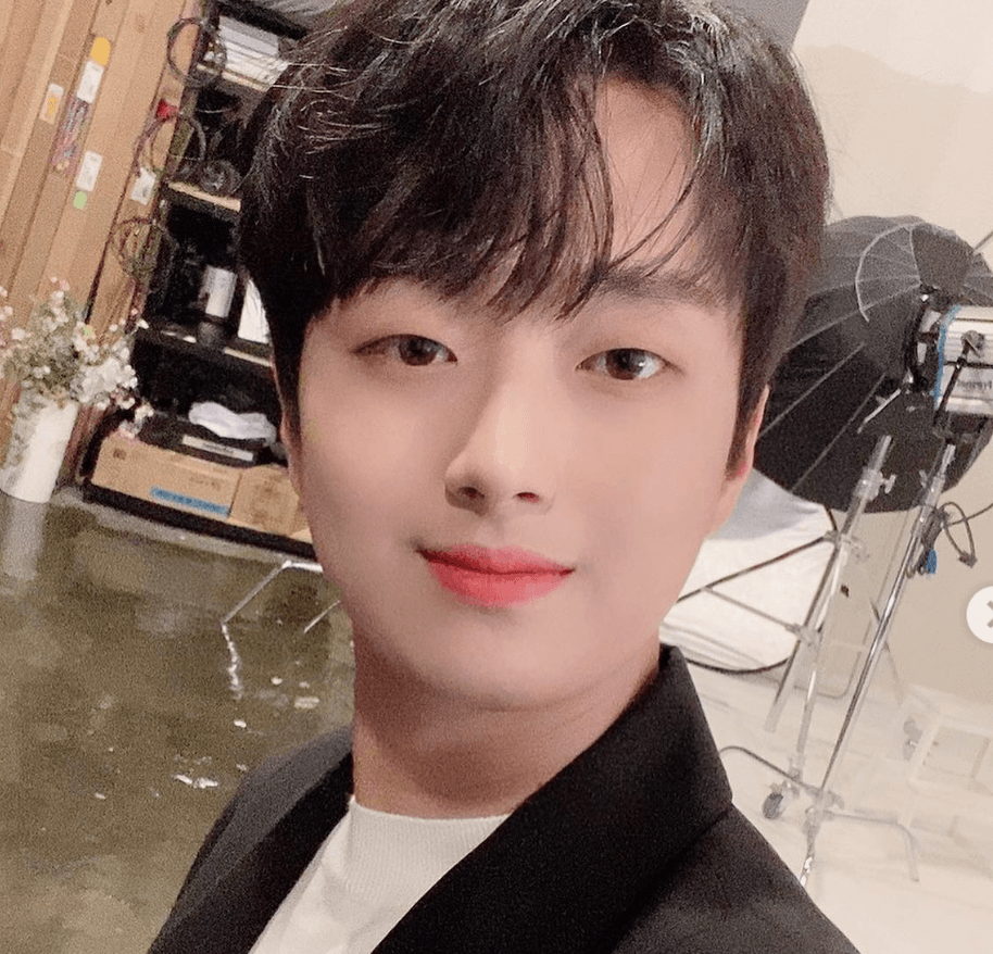 정면을-바라보고-웃고있는-이찬원