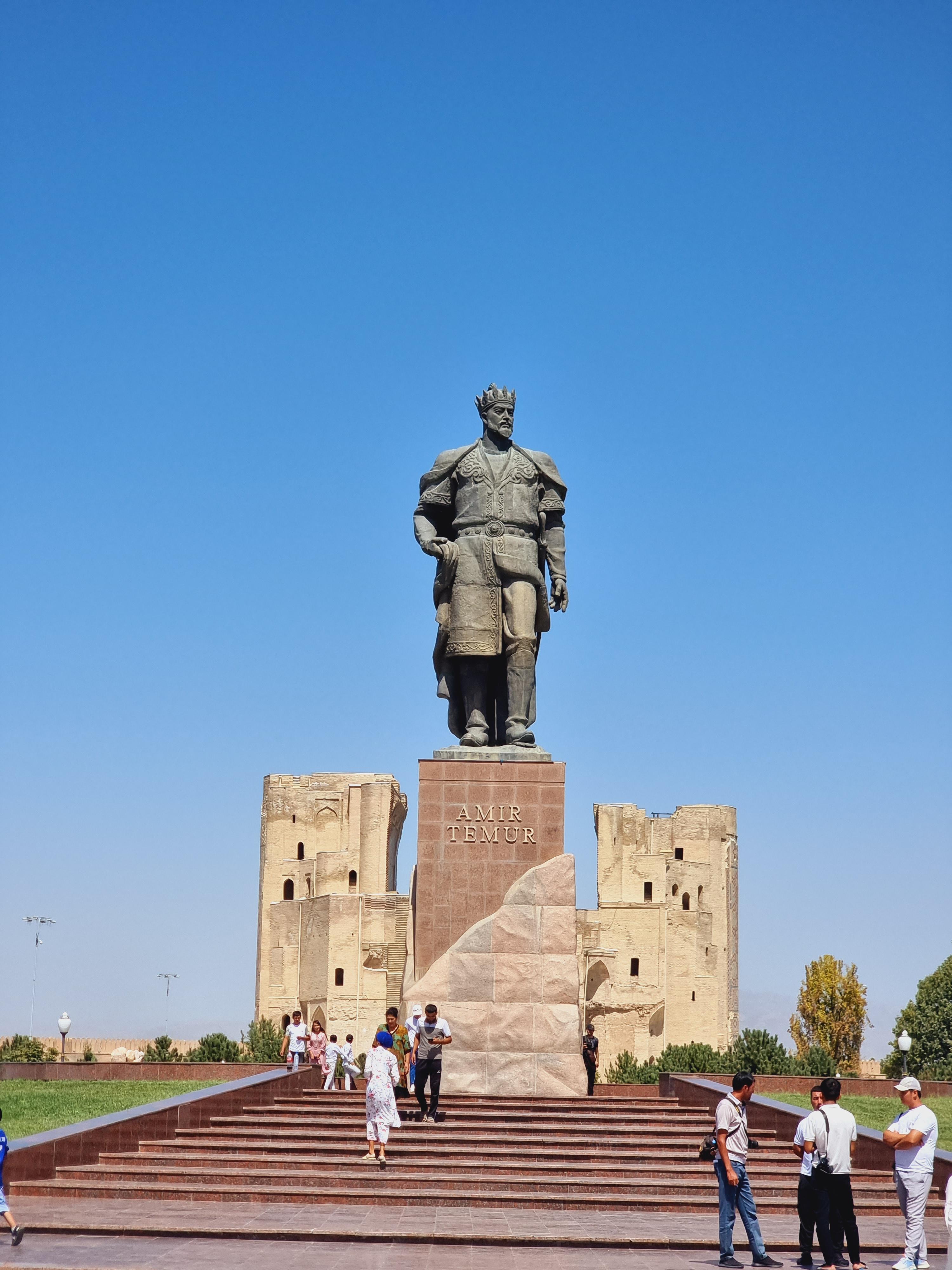 아미르 티무르 거대한 동상