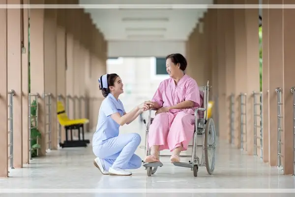 병원복도-간호사-환자-휠체어