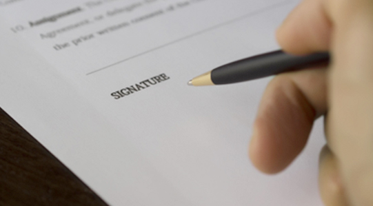 종이에-펜으로-사인하는-손