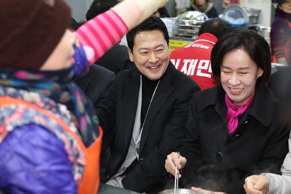 국민의힘 장동혁 대표와 이인선 대구시당위원장이 11일 대구 서문시장을 찾아 상인들과 간담회를 가진 뒤 밝은 표정으로 시장의 명물인 국수를 맛보고 있다.