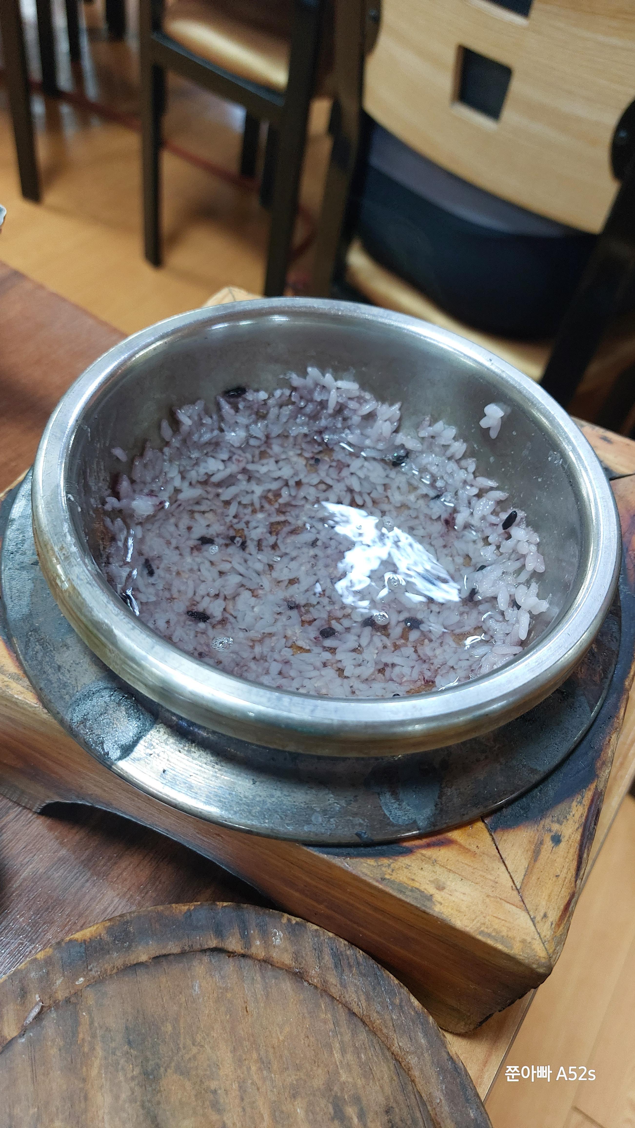 돌솥밥을 먹으면 누룽지를 먹어줘야지!