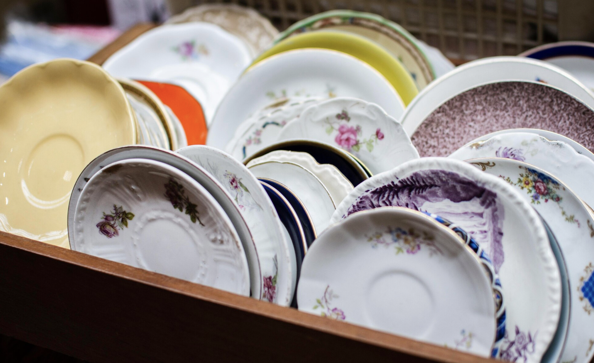 깨진 그릇과 낡은 식기