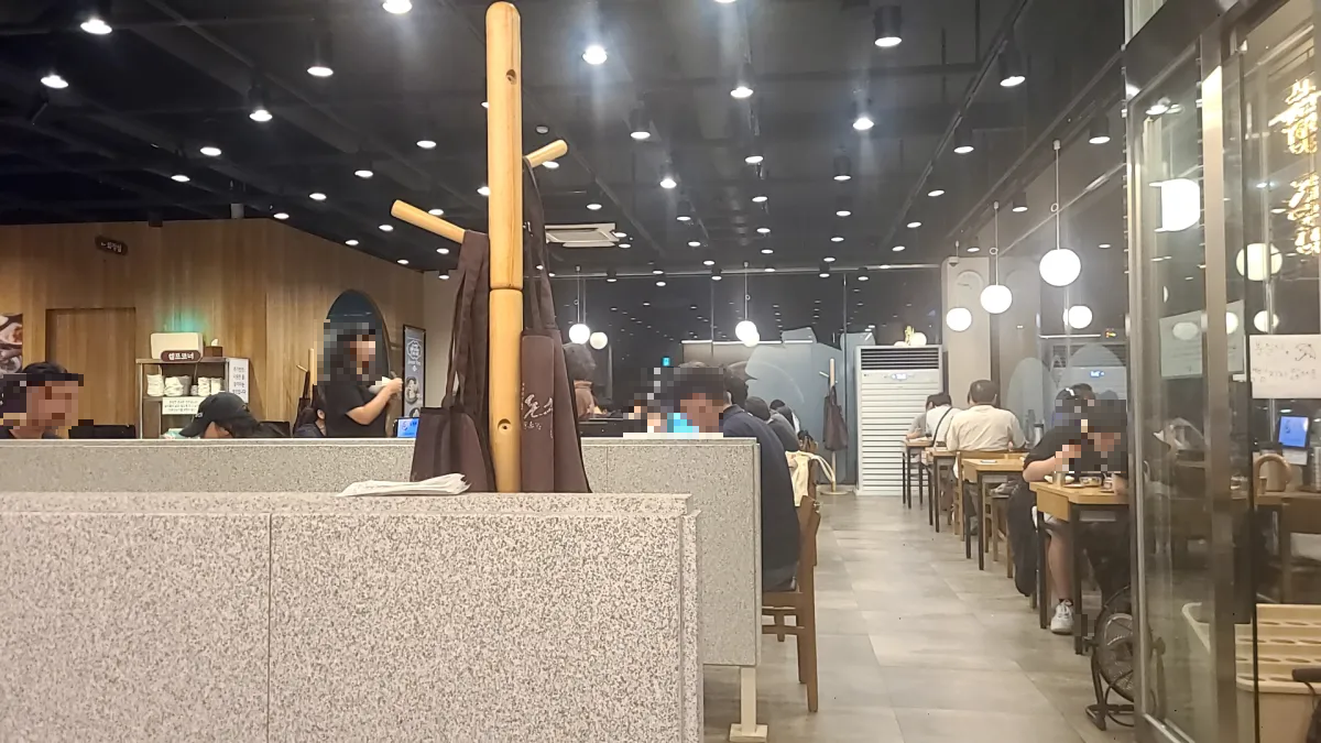 돈수백-의정부장암점-늦은저녁에도-식당내부에-식사하는손님많음
