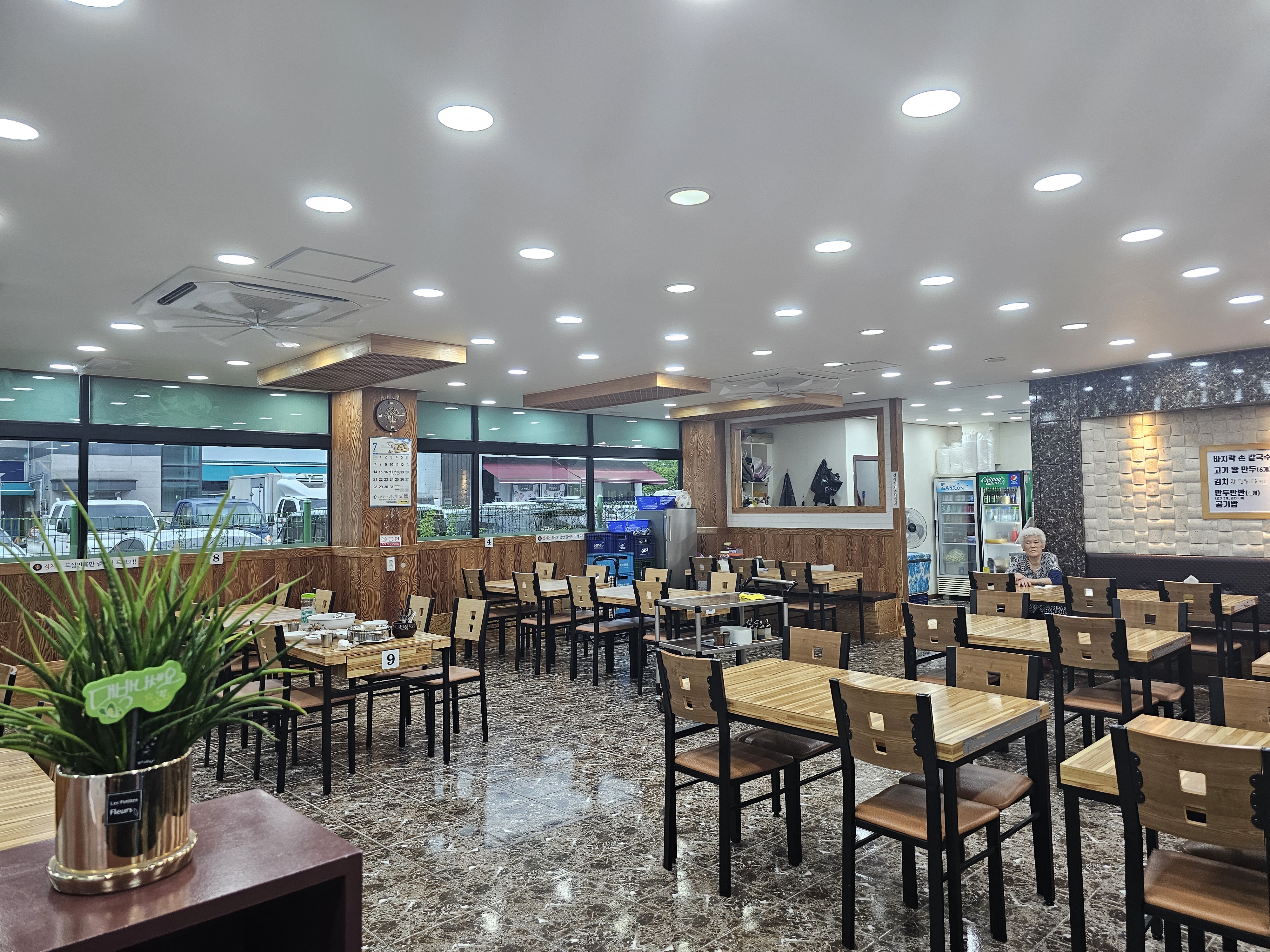 인천_청라_서산바지락손칼국수_실내1