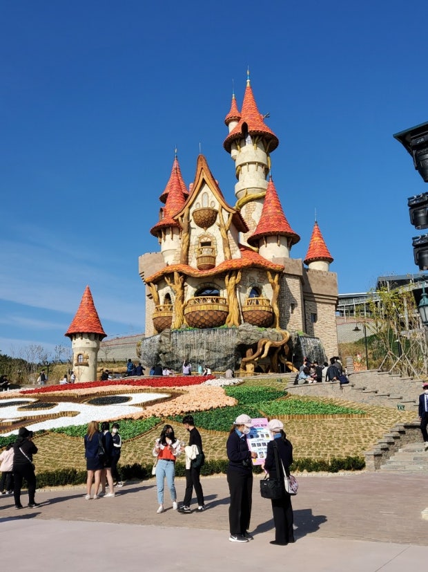 롯데월드 부산 마법의성 앞 전경