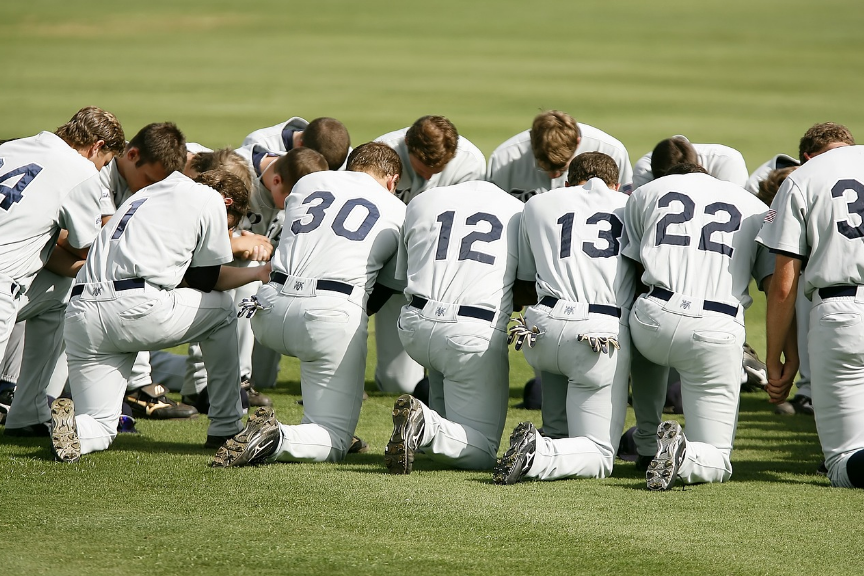 경기 시작 전 팀원들이 다같이 모여 기도를 하고 있는 장면