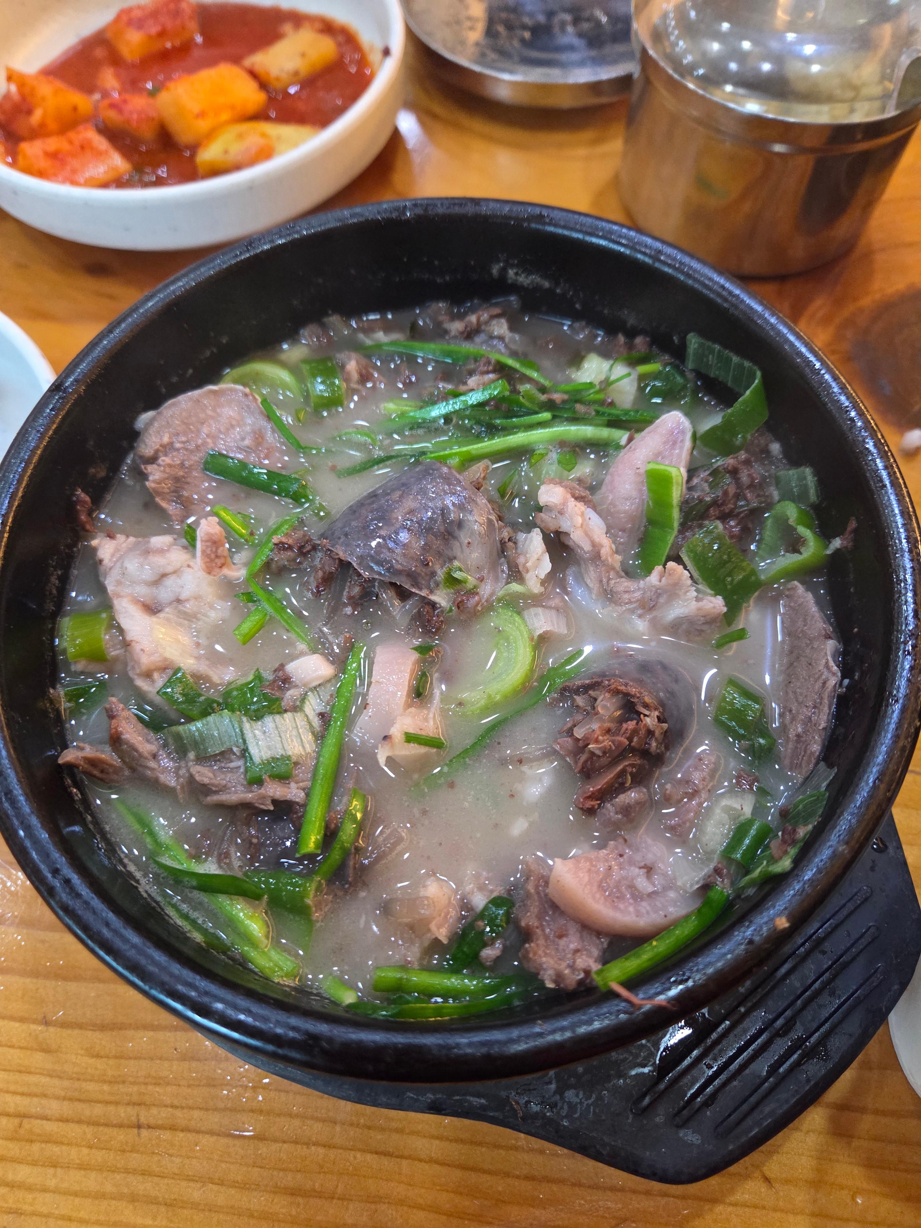 부추를 듬뿍 올려 먹는 진한 사골육수 국밥 건더기가 정말 많음