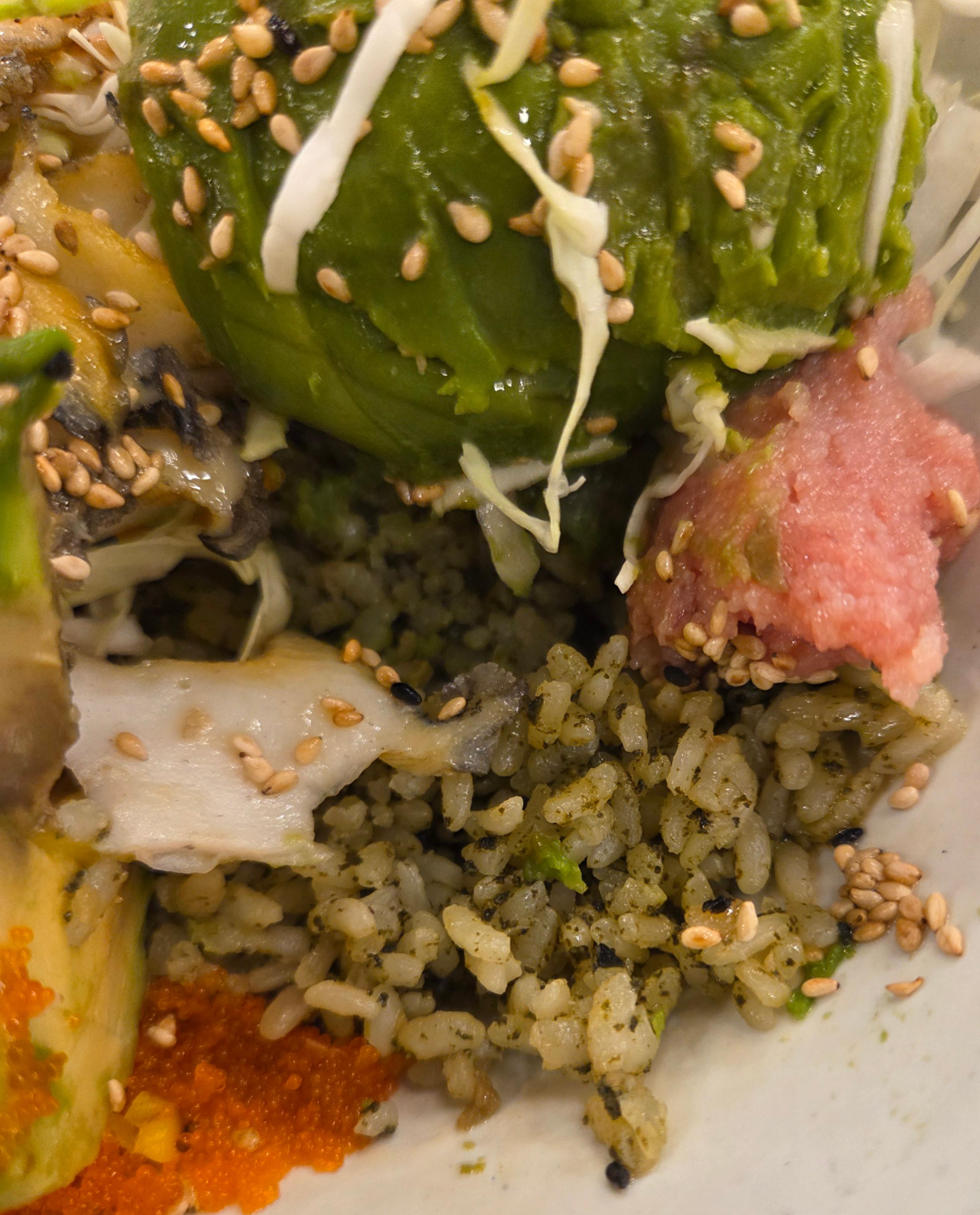 전복 내장 양념밥과 신선한 아보카도&amp;#44; 명란이 어우러진 비빔밥 클로즈업