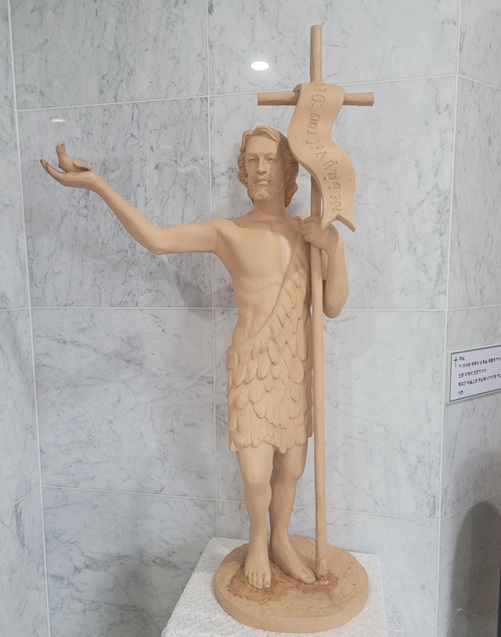 서울 신도림동성당 주보성인 성 세례자 요한 성인 조각상입니다.