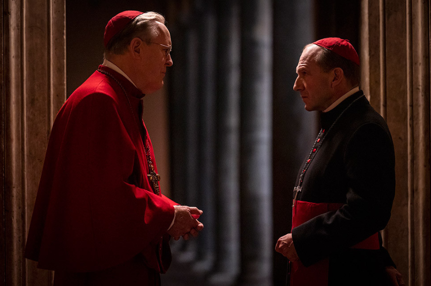 영화 콘클라베 트렘블레 추기경의 사퇴를 요구하는 로렌스 추기경