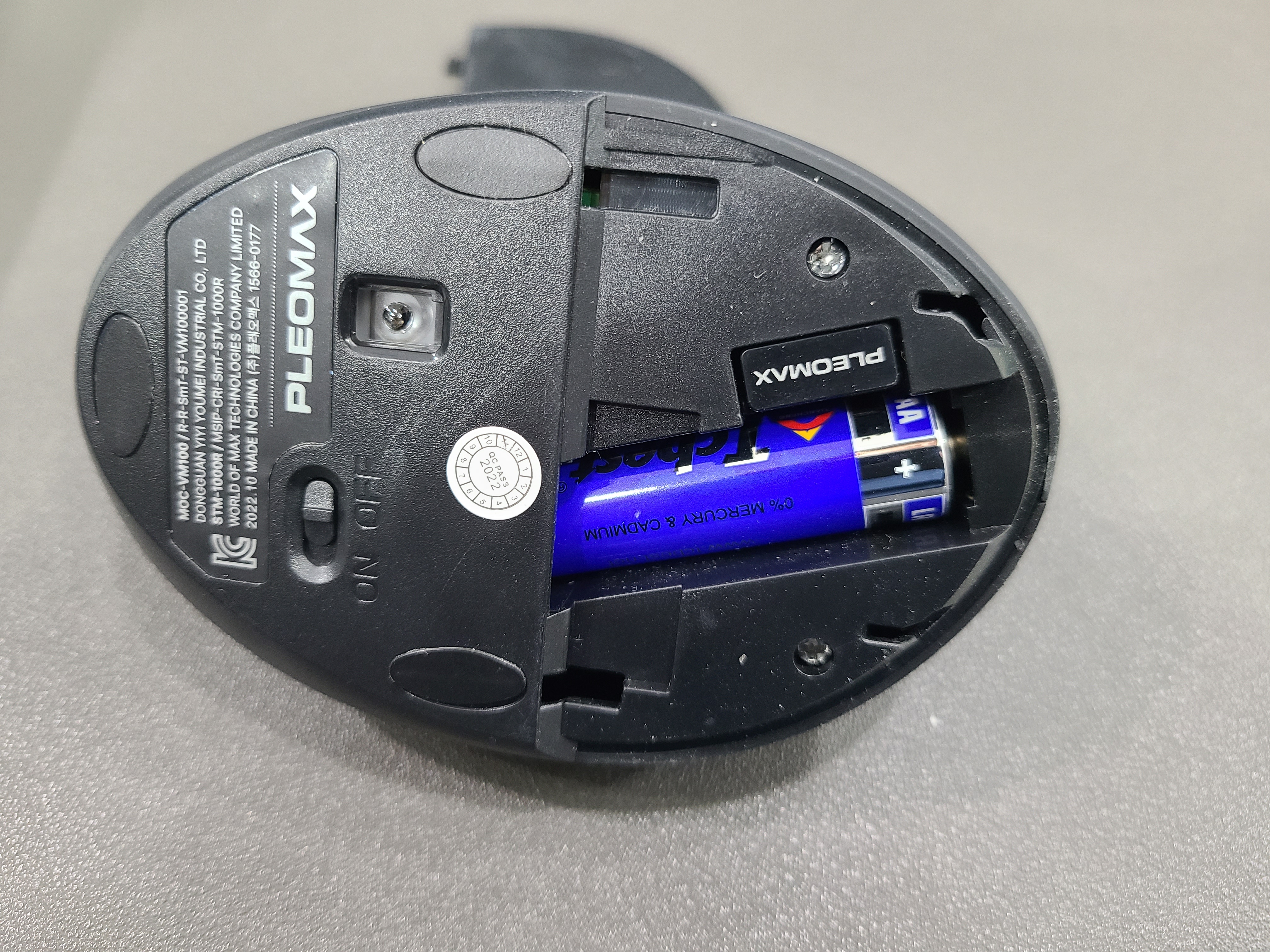 pleomax 버티컬 타입 무선 마우스 바닥면 모습