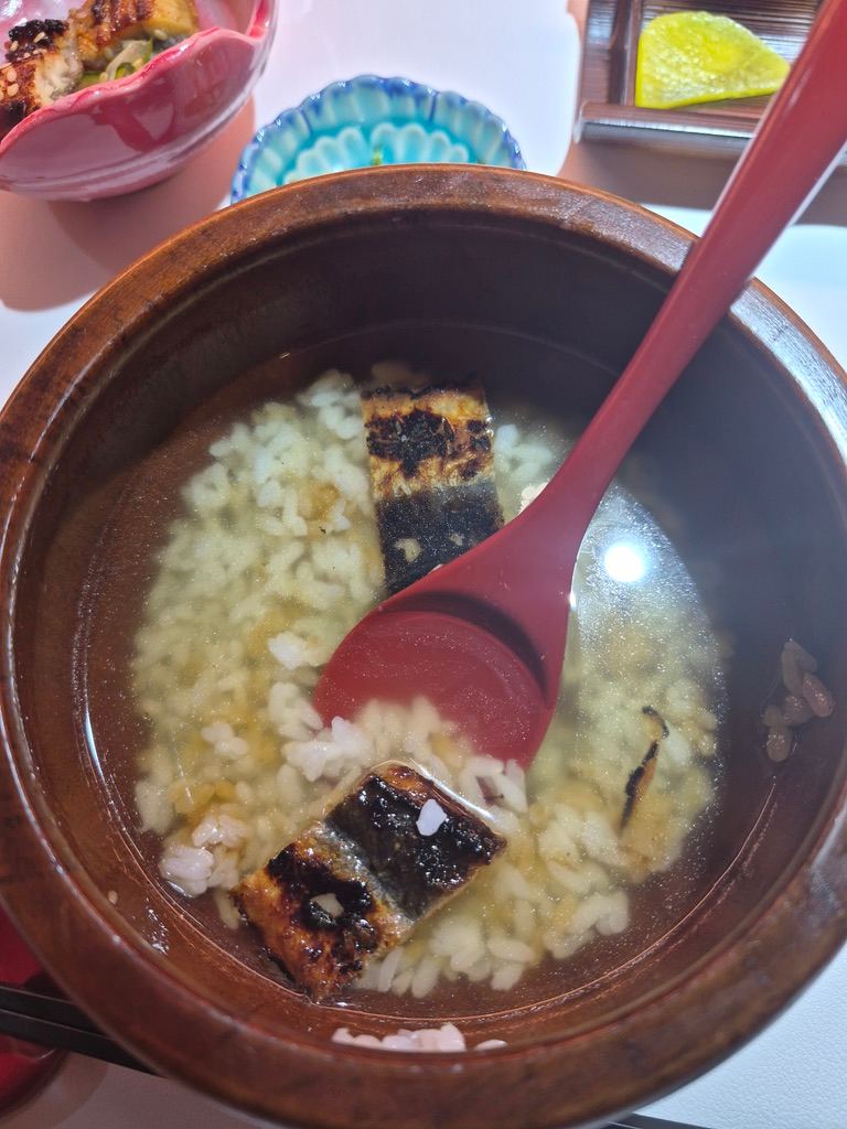 저 육수가 진짜 너무 맛있다. 오차즈케 그런건 아니고, 짭조름한 국물인데, 츠지한의 육수보다 훨씬 맛있음. 강추강추강추