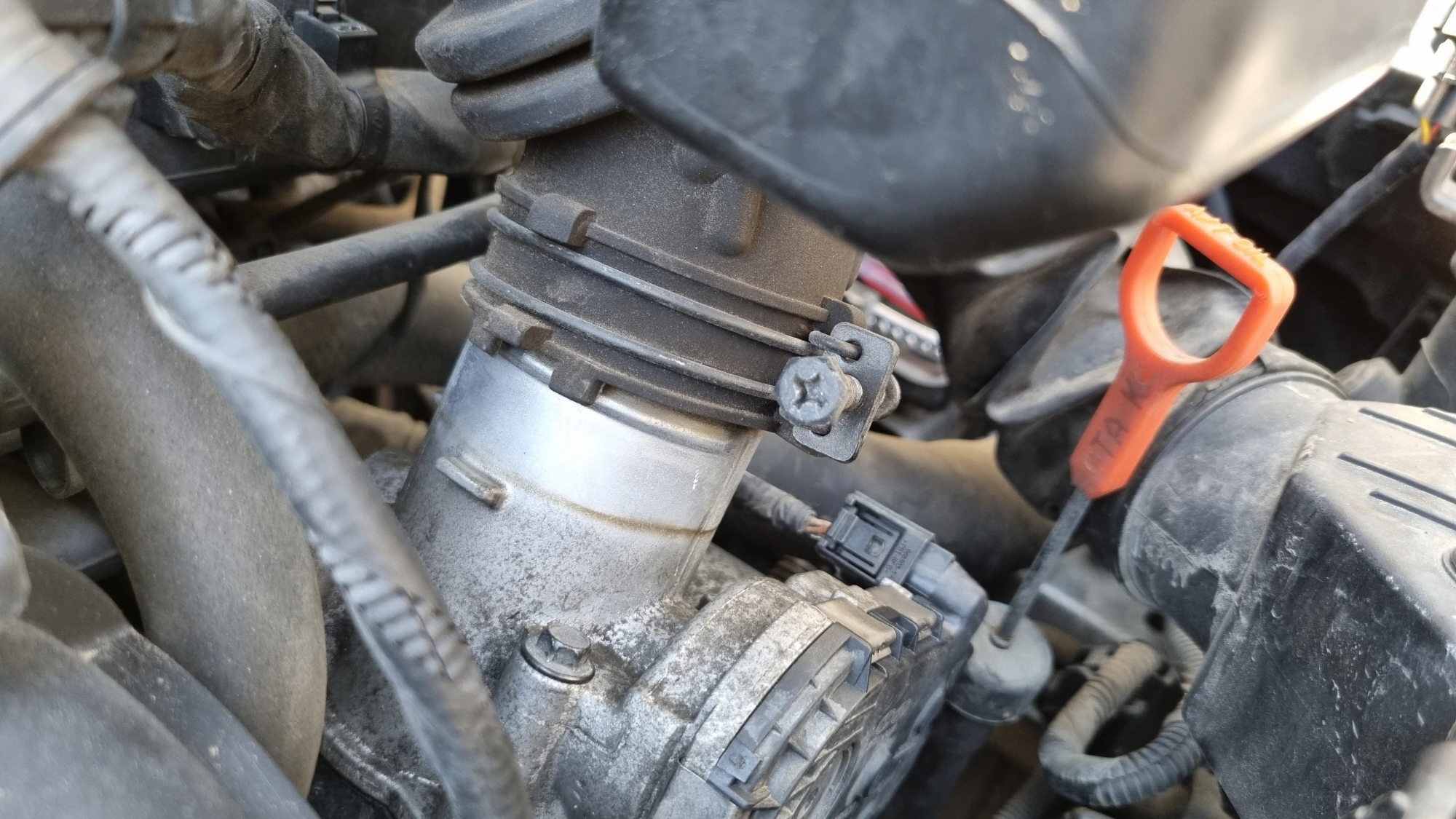 인테이크 파이프 끼우는 방향