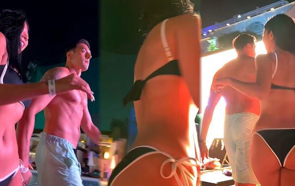 제이제이 줄리엔강 풀파티