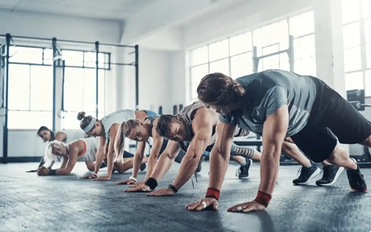 헬스장-남자-여자-운동-엎드린자