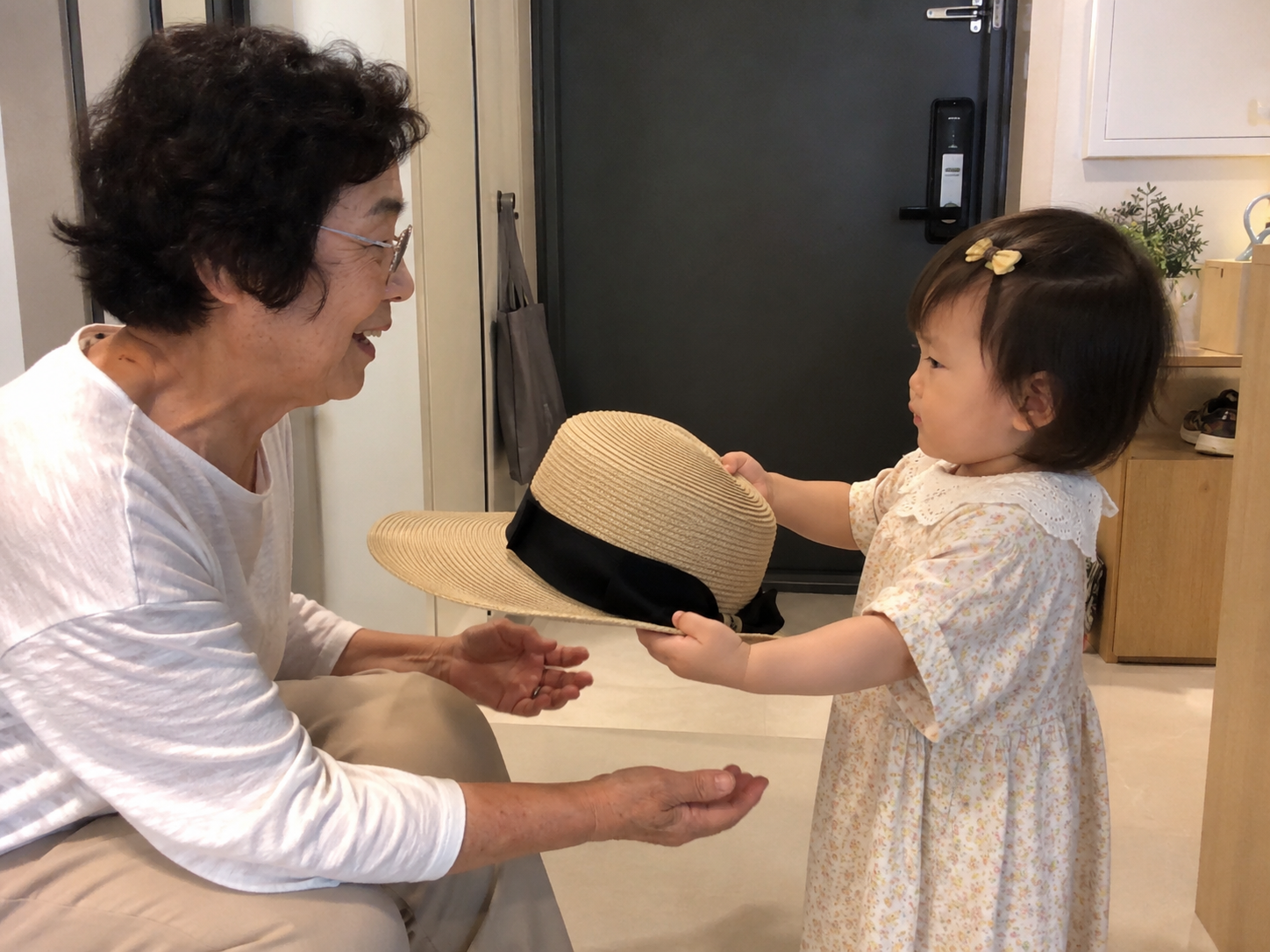 15개월 아기 발달, 외할머니 모자를 가져다주며 외출 준비를 돕는 한국 여자아기