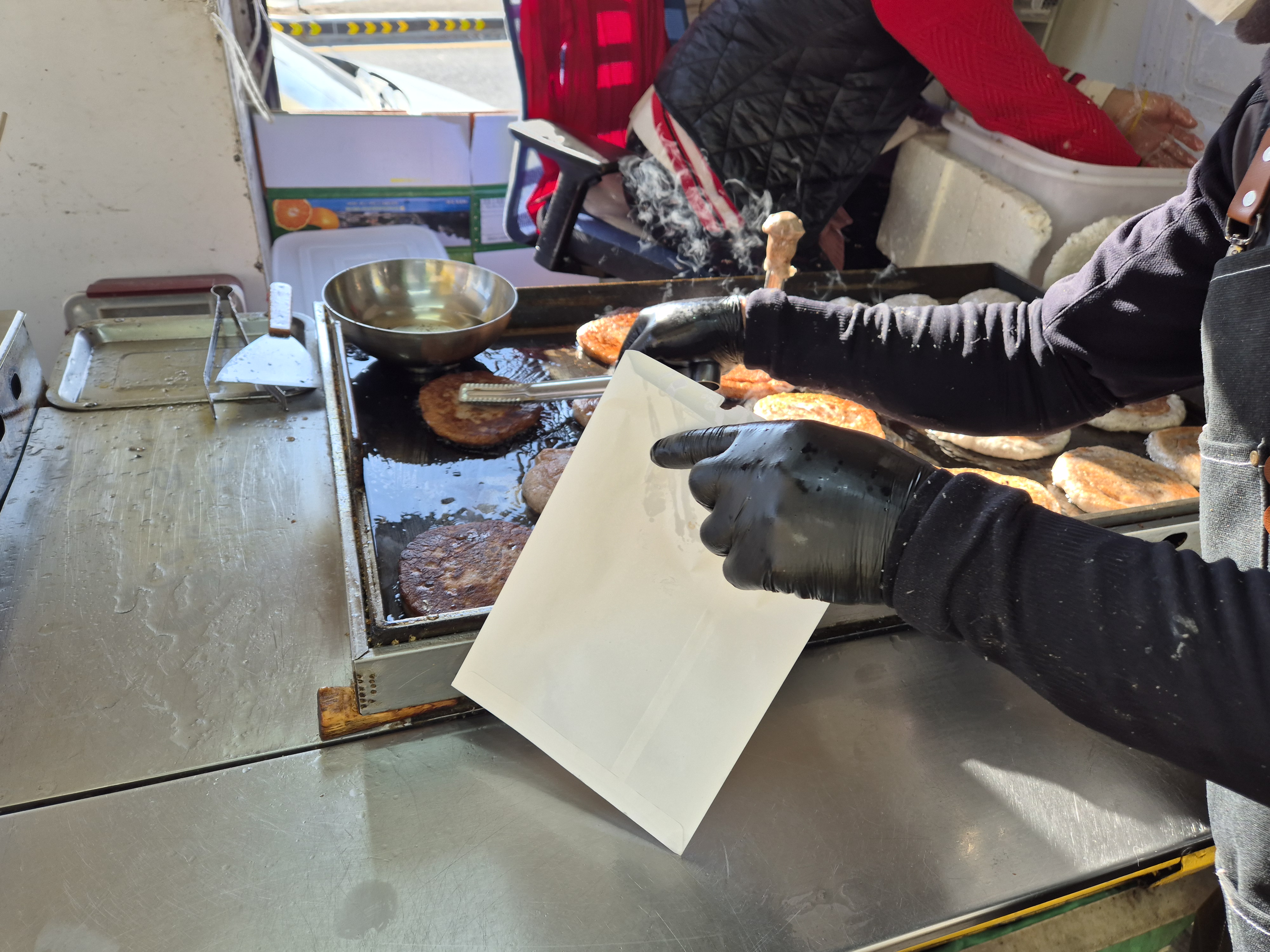 분주한 관저동 호떡