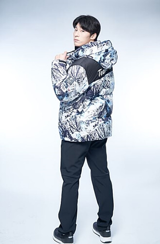 뒤돌아보는-황대헌