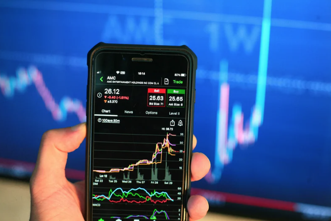스마트폰으로 미국 주식을 하는 사진