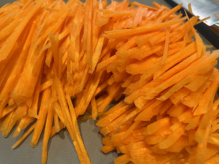 당근라페 만들기 - 당근 손질, 슬라이스 한 당근 채 썰기