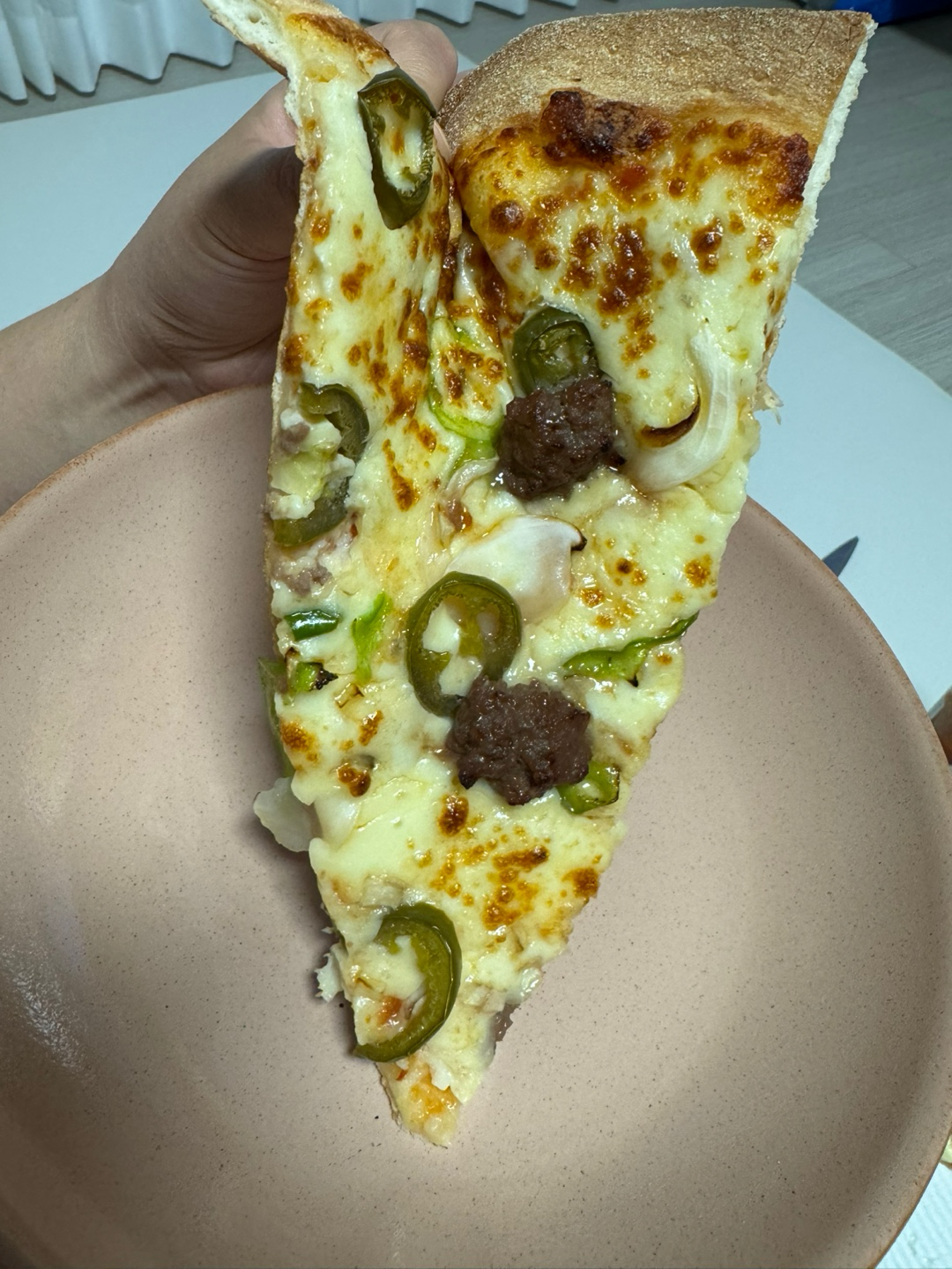 매콤불고기 피자 한조각 이미지