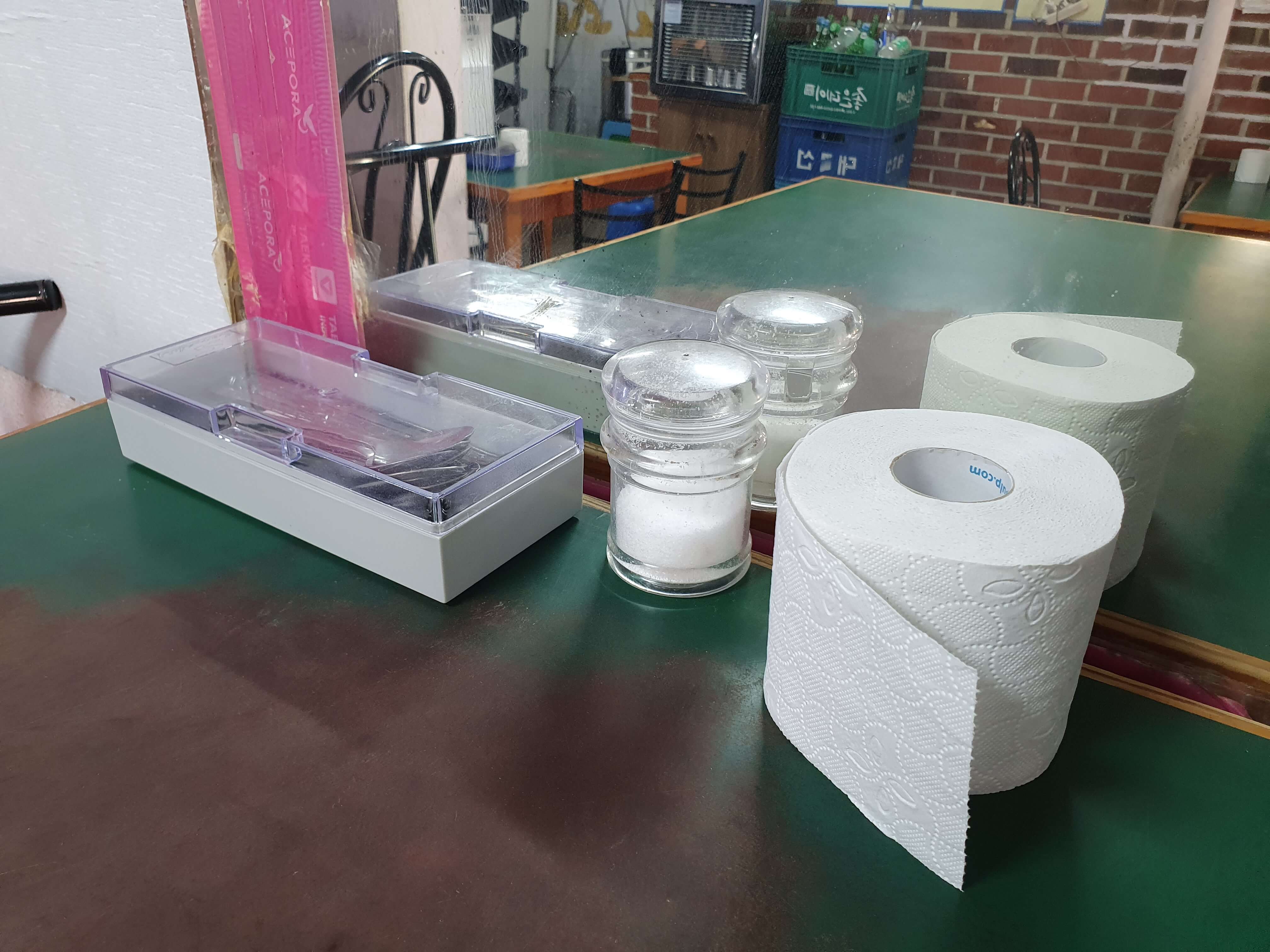 테이블 세팅 수저통, 소금, 휴지