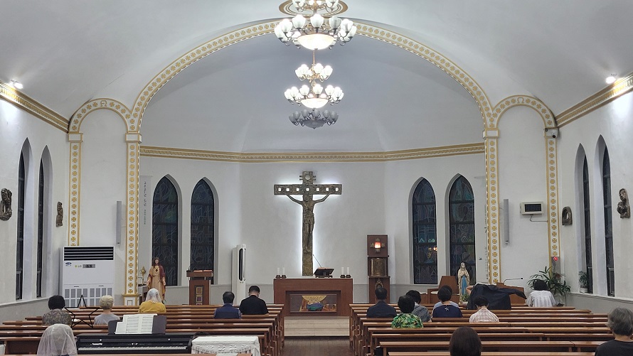 강릉 임당동성당 성전 안 제대, 제단, 십자고상, 감실 사진