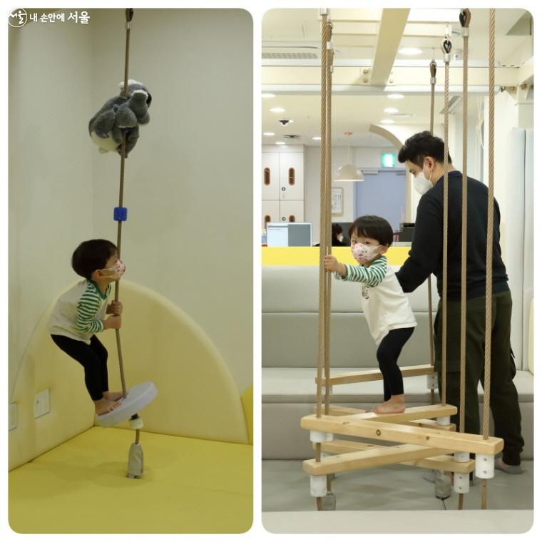 아빠가 있으니 용기백배! 흔들다리를 건너던 어린이는 코알라 로프도 씩씩하게 올라탔다.