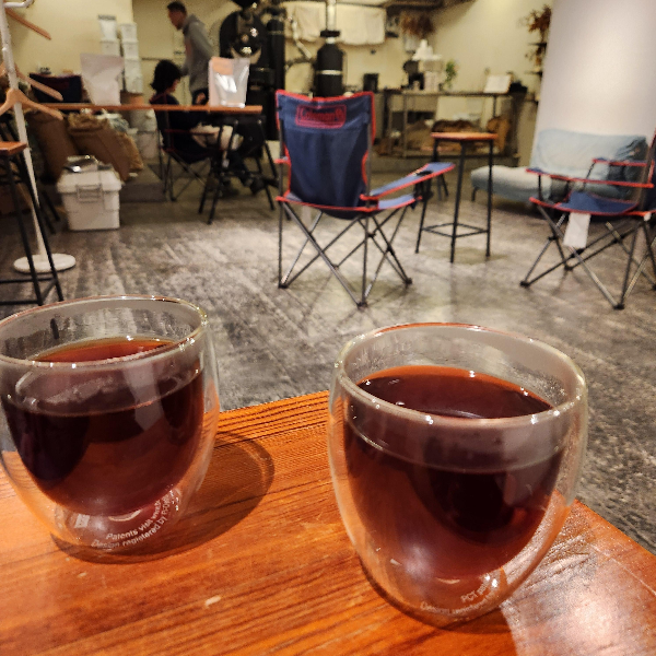 테이블에 커피 두 잔이 올려져 있다. 이곳 커피 잔은 투명 2중 컵이다.