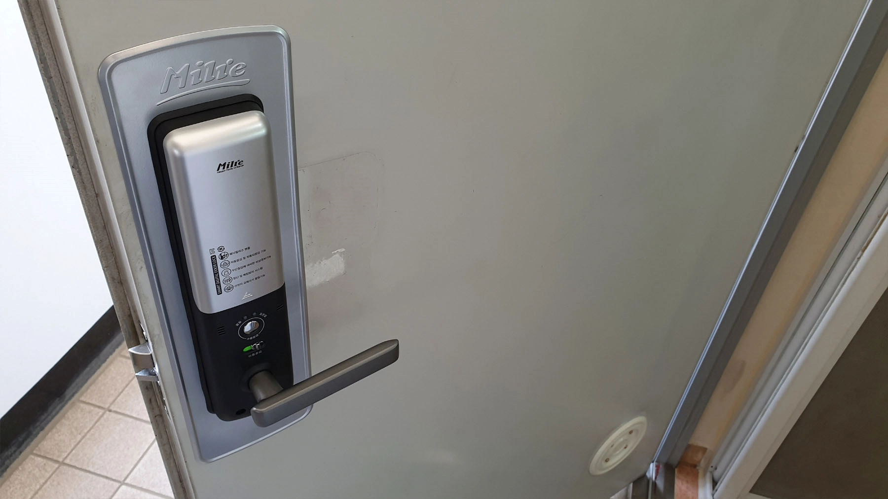 도어록 설치 완료 모습