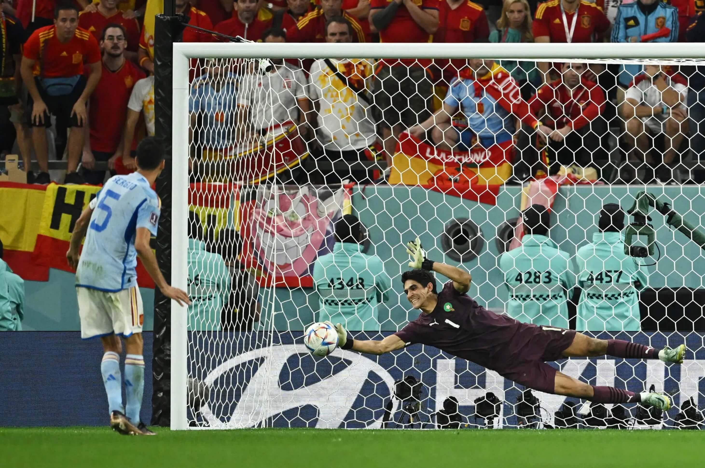 모로코 골키퍼가 슛을 막는 모습